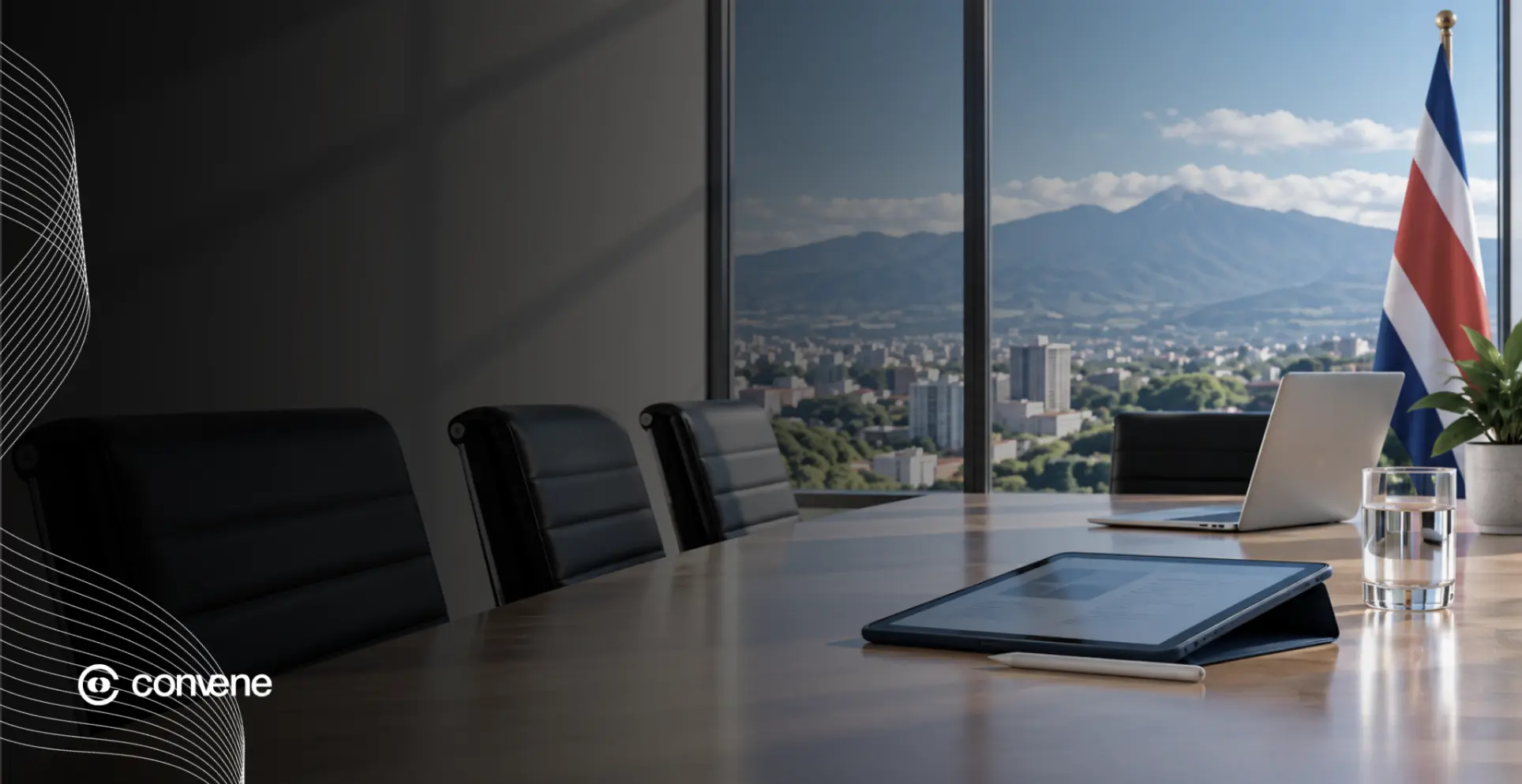 se observa mesa de trabajo dentro de sala de junta directiva en costa rica